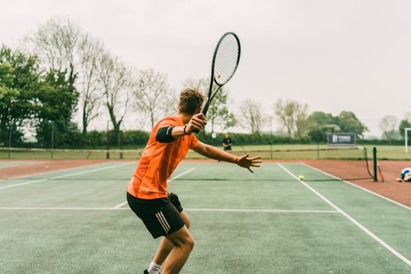 Quelle est la meilleure technique d'entraînement pour augmenter la puissance du coup droit au tennis ?