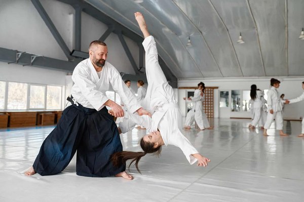 En quoi l'entraînement en Aikido peut-il bénéficier aux thérapeutes physiques dans leur pratique clinique?